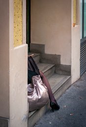 6th-arrondissement;-Doorway;-Handbag;-Kaleidos;-Kaleidos-images;-La-parole-à-limage;-Mosaic;-Paris;-Rue-de-Rennes;-Shoe;-Staircase;-Stories-Pictures;-Street-scene;-Tarek-Charara;-Tights